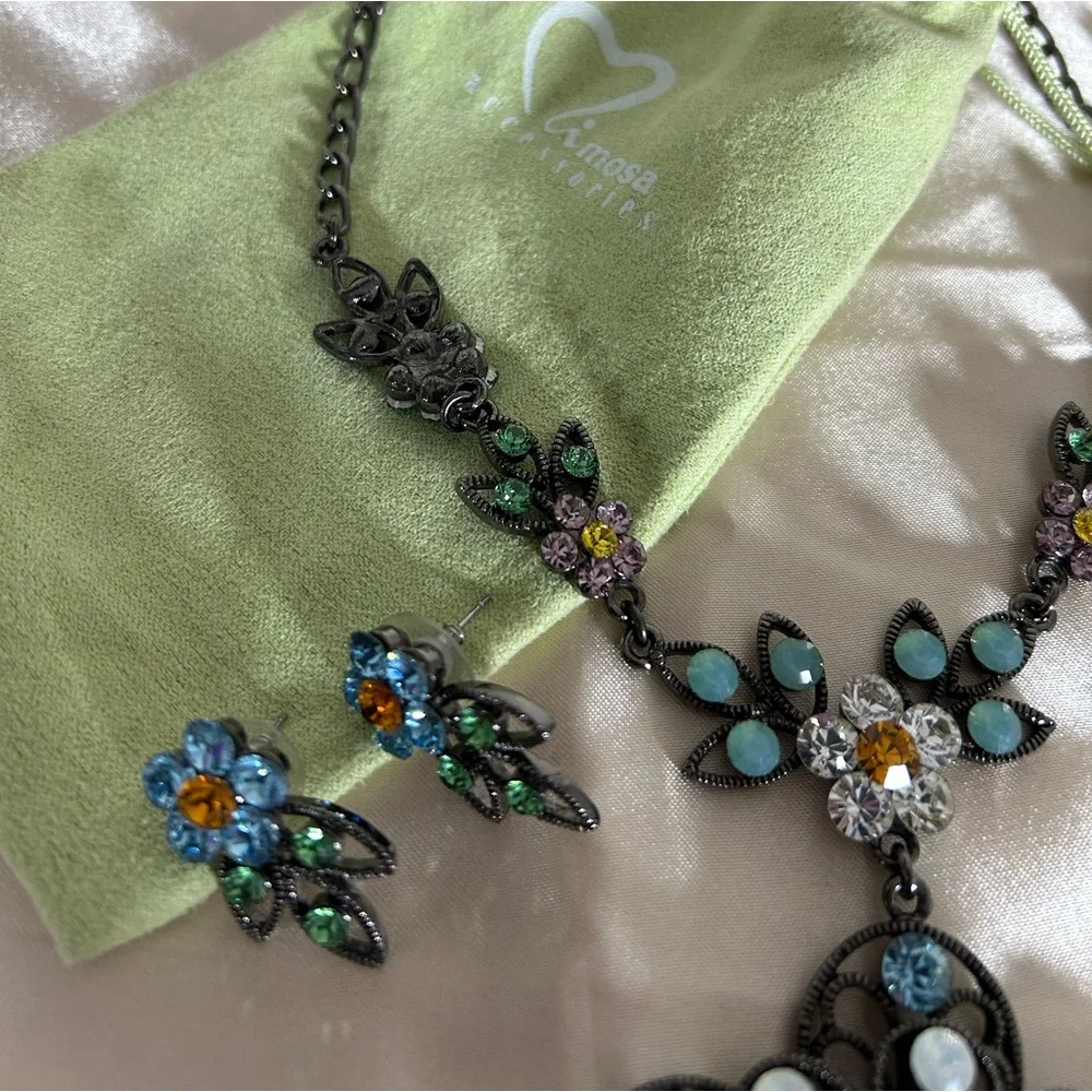 Sparkling Flower Crystals Necklace + Earrings Set - Picture 4 of 9